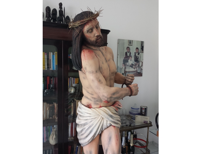 Antonietta Righi dipinge una statua del Cristo per la processione del Venerd Santo di Procida